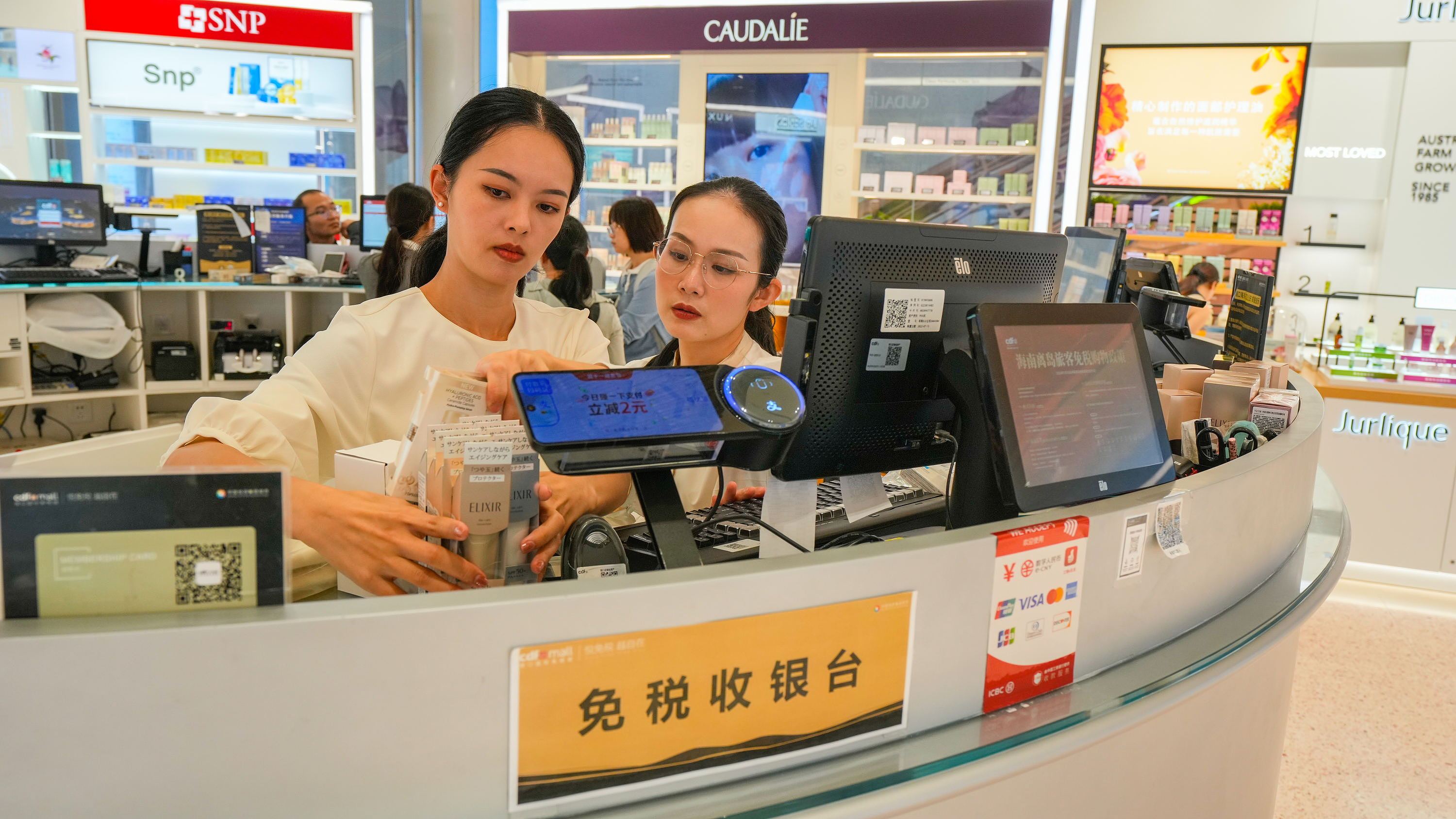 2025年11月1日，?？冢琧df?？趪?guó)際免稅城內(nèi)人頭攢動(dòng)，眾多旅客在選購(gòu)免稅商品。